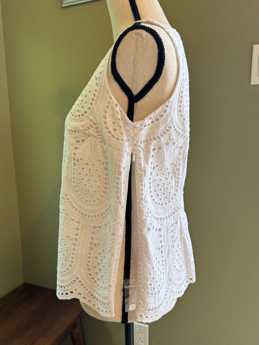 Talbots Eyelet Pineapple Button Back Shell - Picture 3 of 8